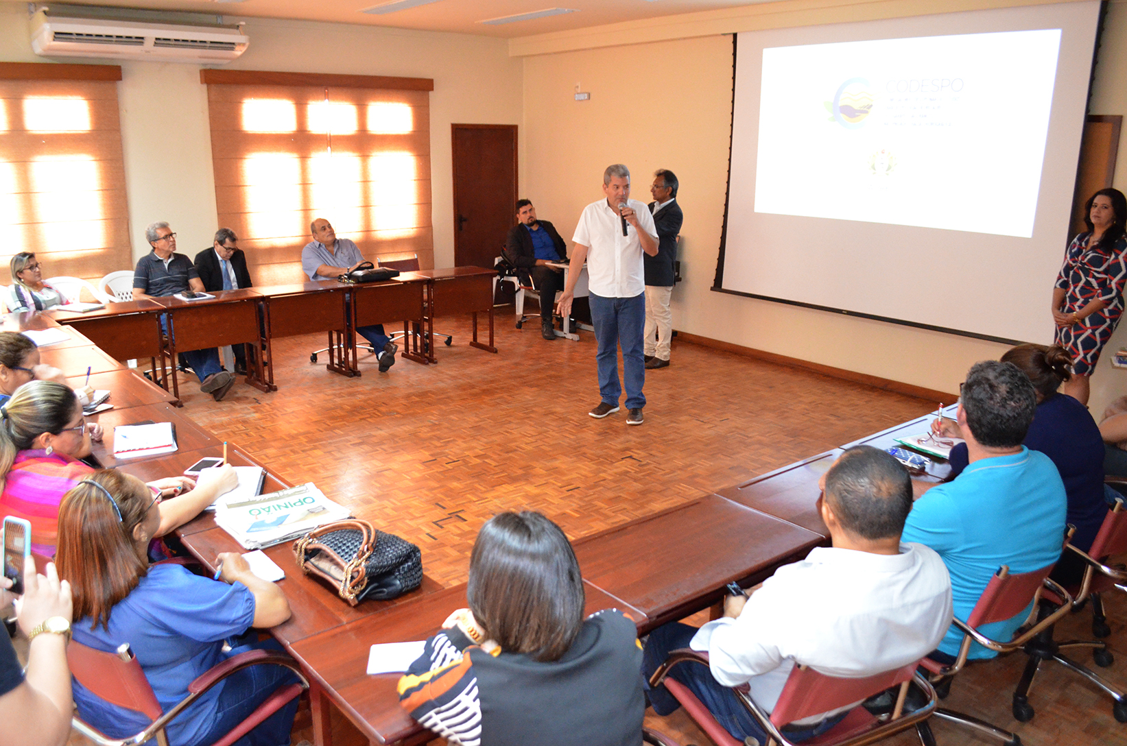 Educação reúne equipe para conhecer o projeto de revitalização do Igarapé São Francisco