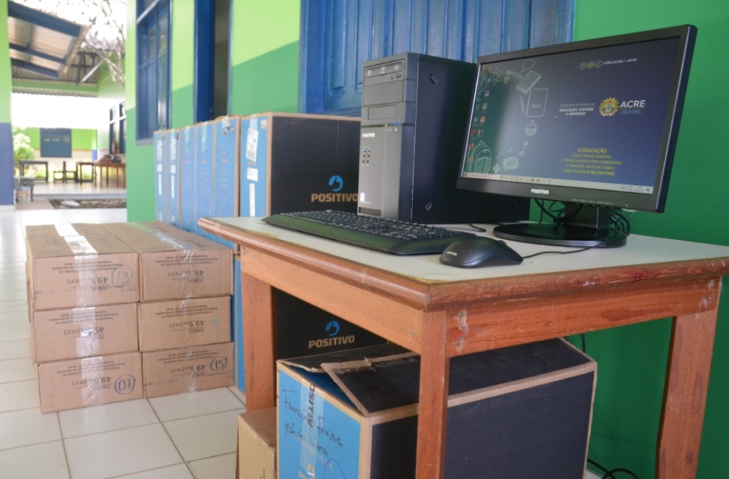 Governo entrega computadores para escolas em Mâncio Lima e Rodrigues Alves