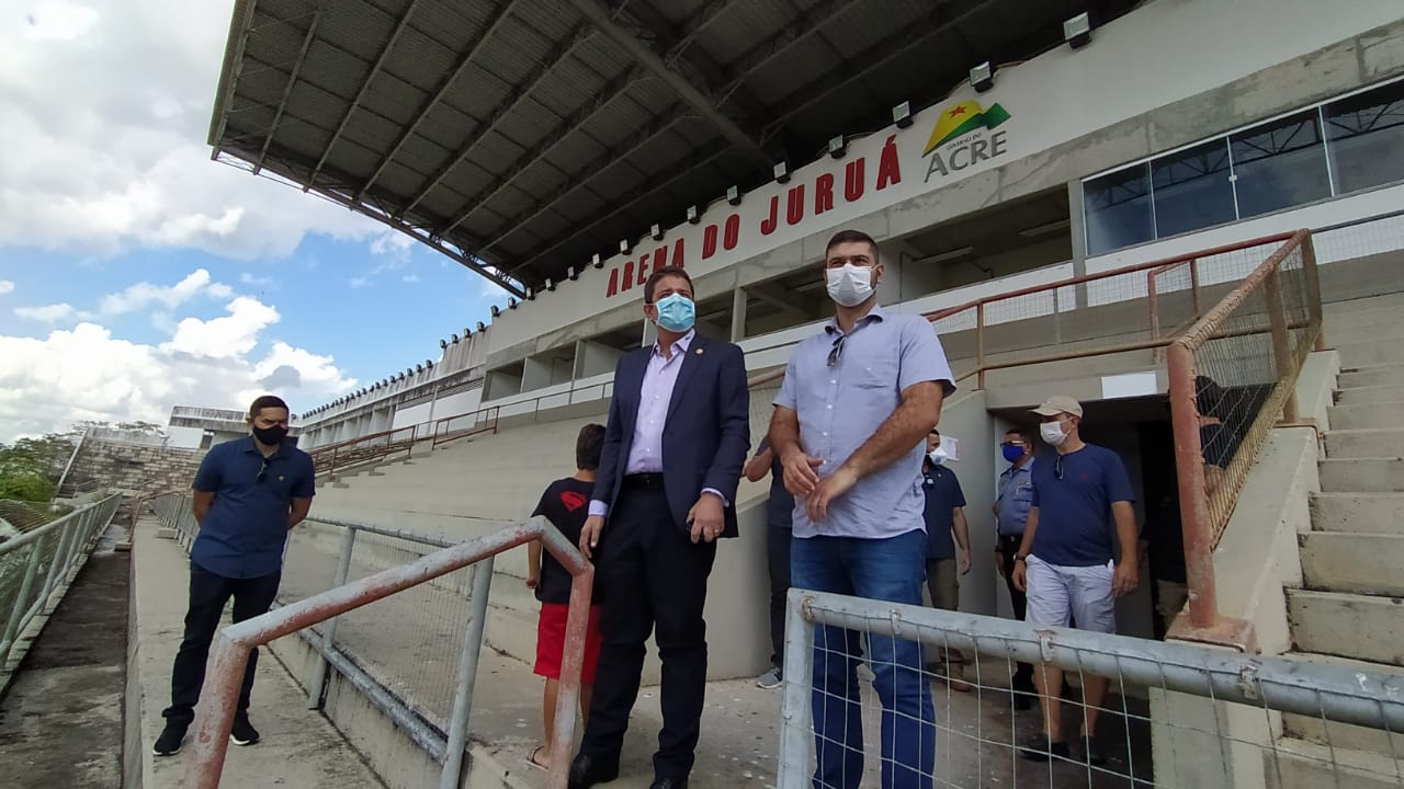 Em Cruzeiro do Sul, governador visita obras de revitalização do estádio Arena do Juruá