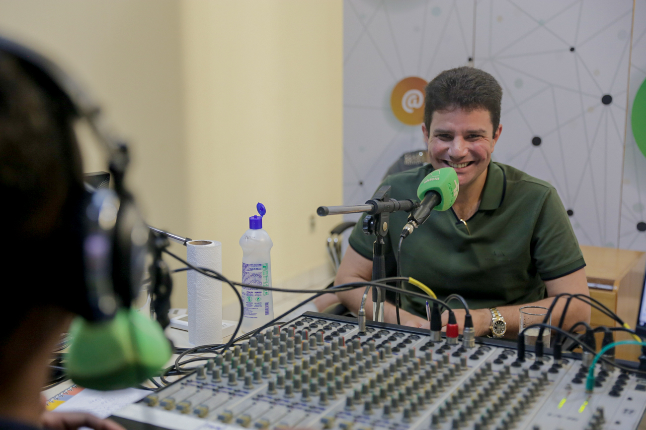 Na Rádio Aldeia, Gladson reforça compromisso com povo acreano