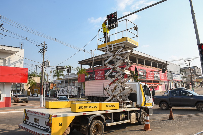 Governo do Estado realiza manutenção dos semáforos em Cruzeiro do Sul