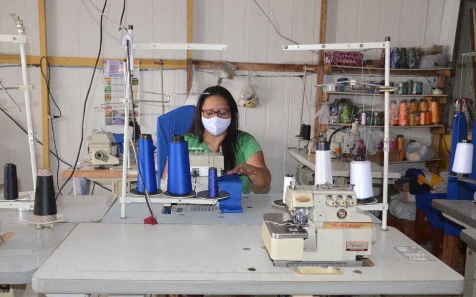Programa de aquisição de uniformes recupera indústrias de confecções no Acre
