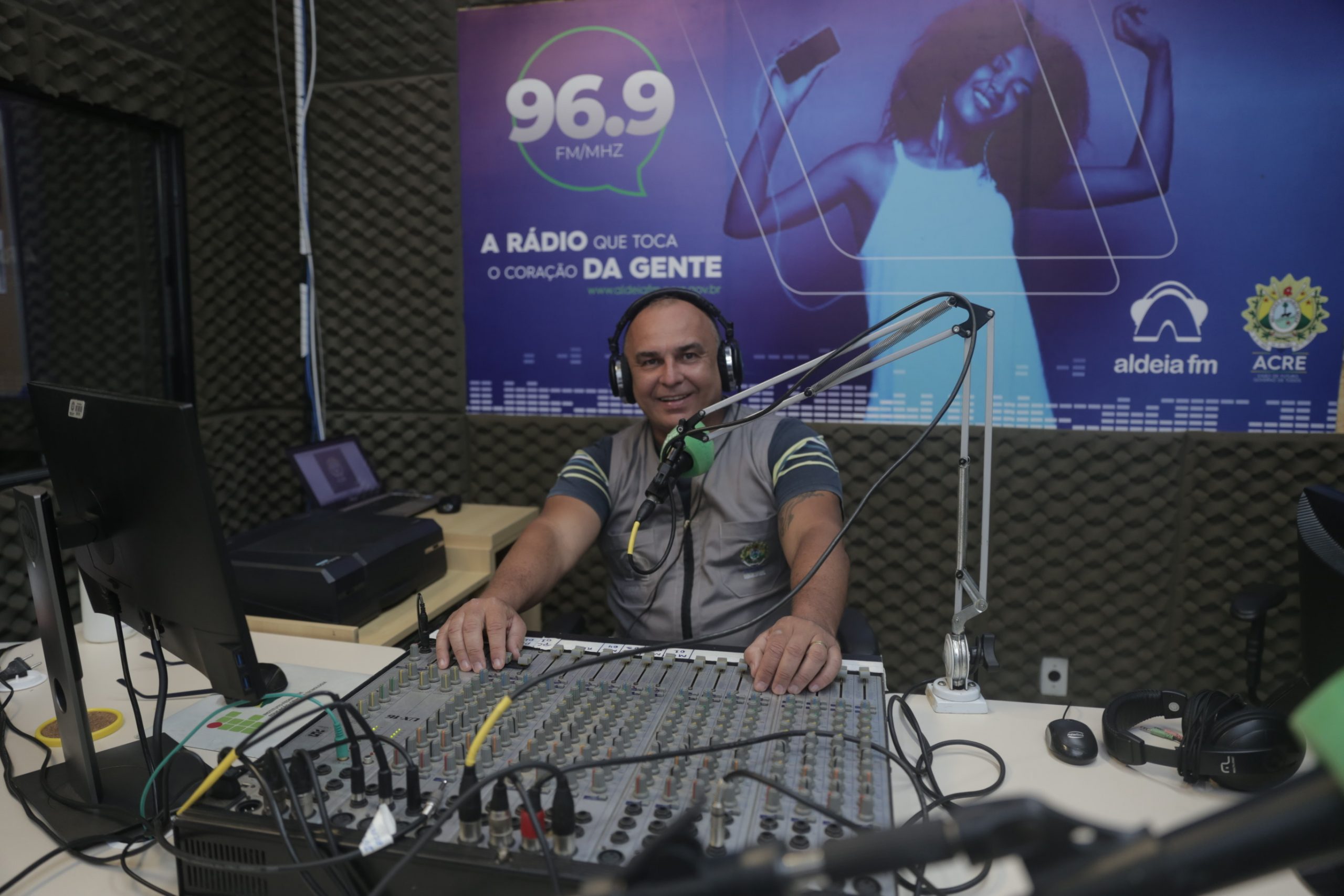 Programa Os Embalos da Aldeia é sucesso na rádio pública ao viajar pela música eletrônica internacional