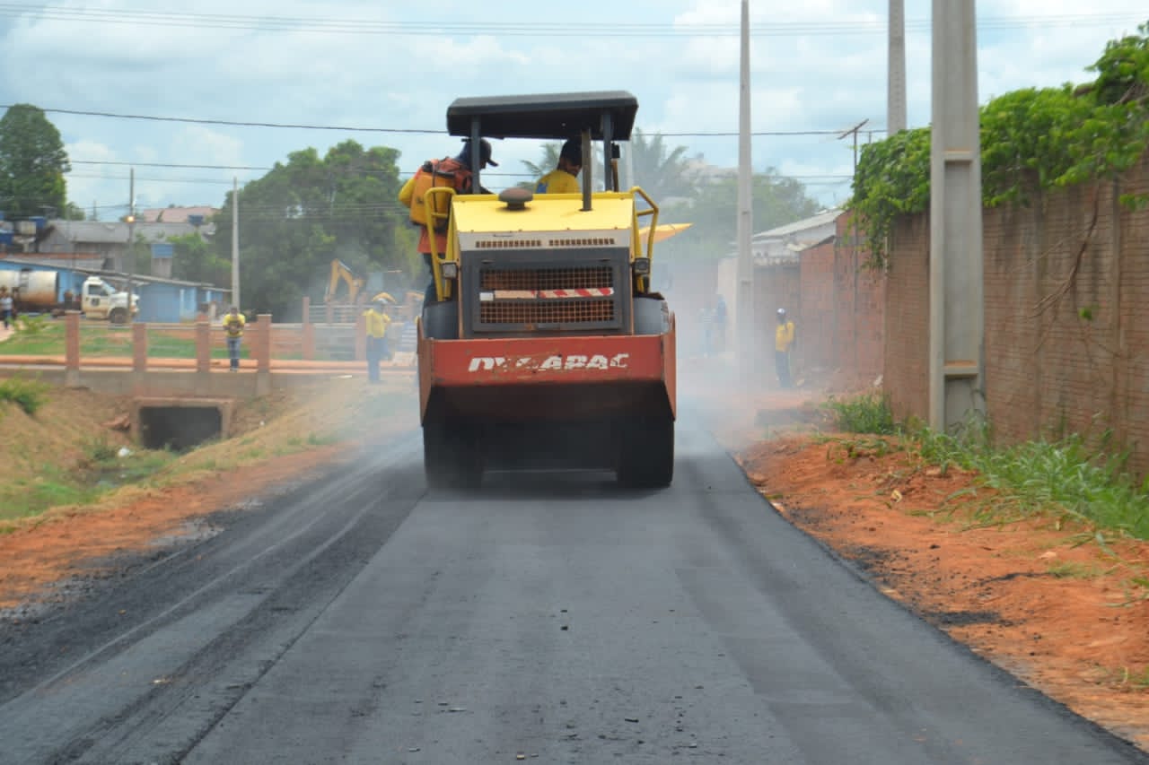 Governo pavimenta mais 900 metros de ciclovia no entorno das obras do Igarapé Fundo