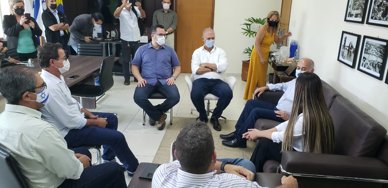 Rocha acompanha embaixador de Israel em visita a fábricas de beneficiamento de café e castanha