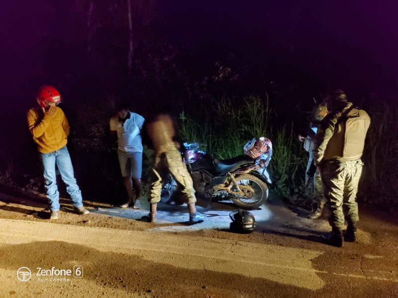 Homens do GEFRON abordam grupo suspeito de atuar na travessia clandestina de imigrantes na fronteira