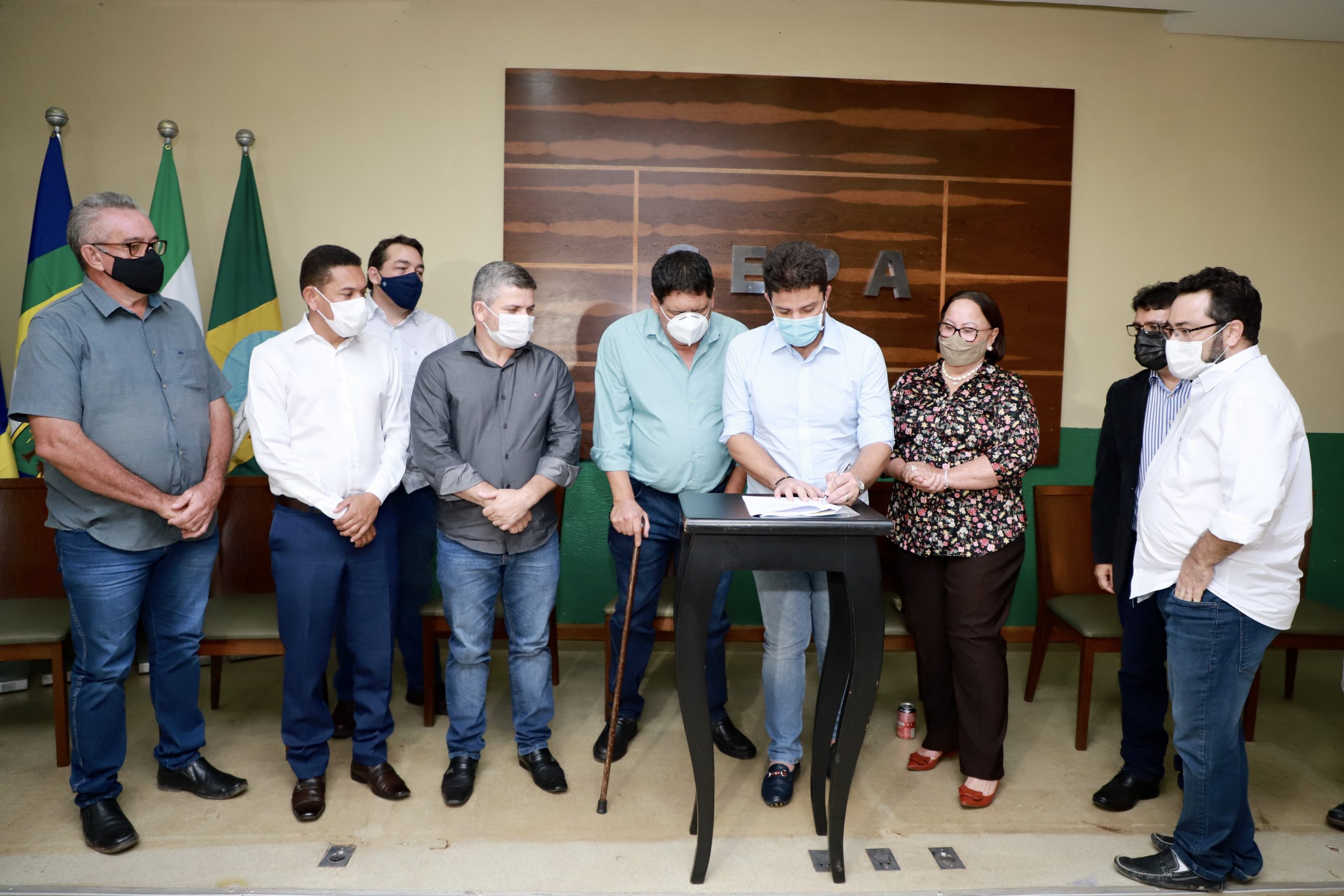 Governo doa madeira apreendida para prefeituras de Assis Brasil e Plácido de Castro