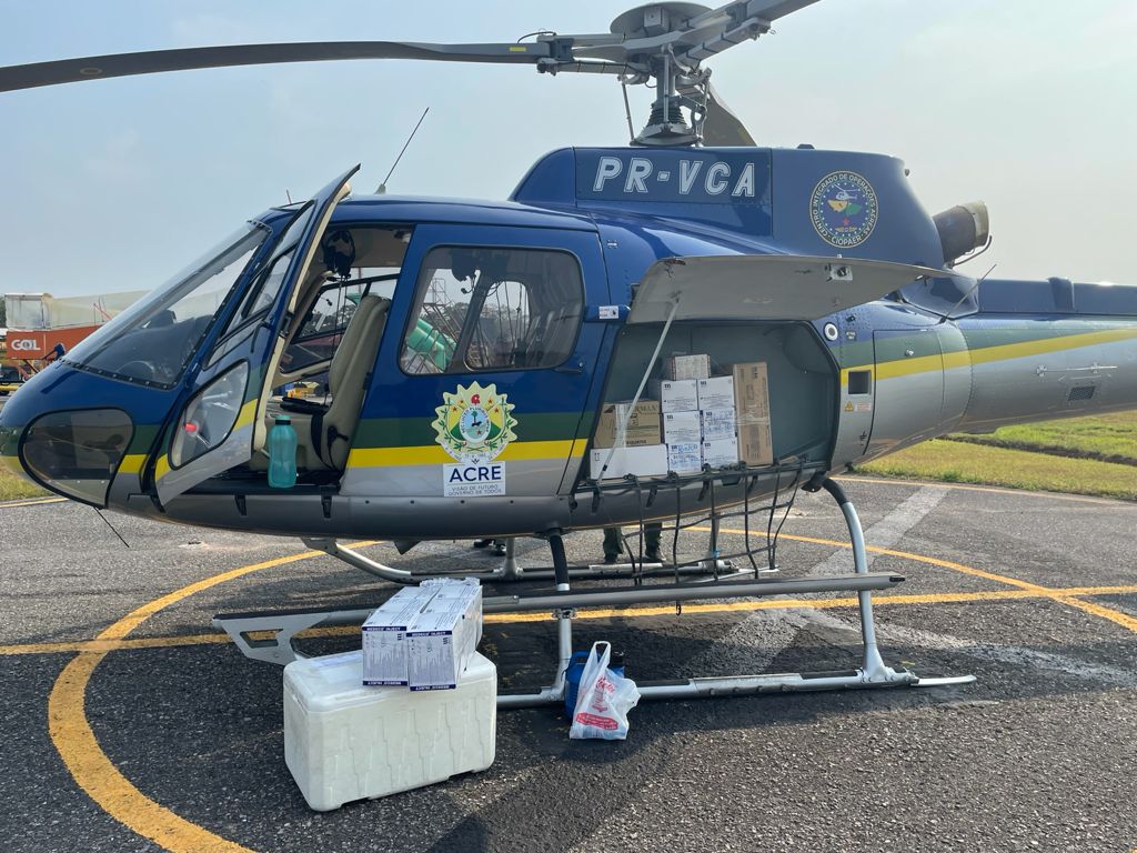 Helicóptero do governo leva vacinas a localidades de difícil acesso