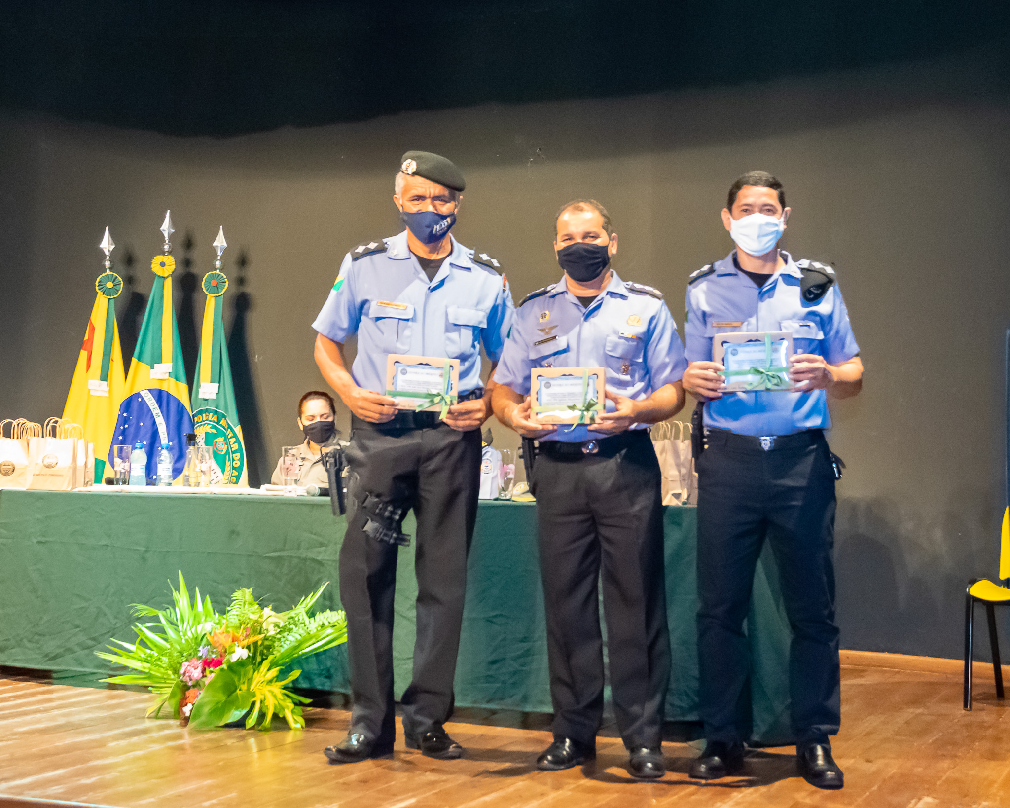 Professores, alunos e coordenação prestam homenagem a policiais do Colégio Tiradentes