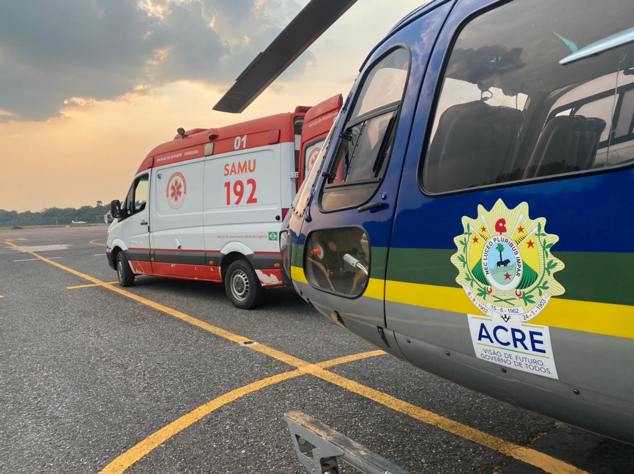 Helicóptero do governo realiza resgate de mulher acidentada em Porto Walter