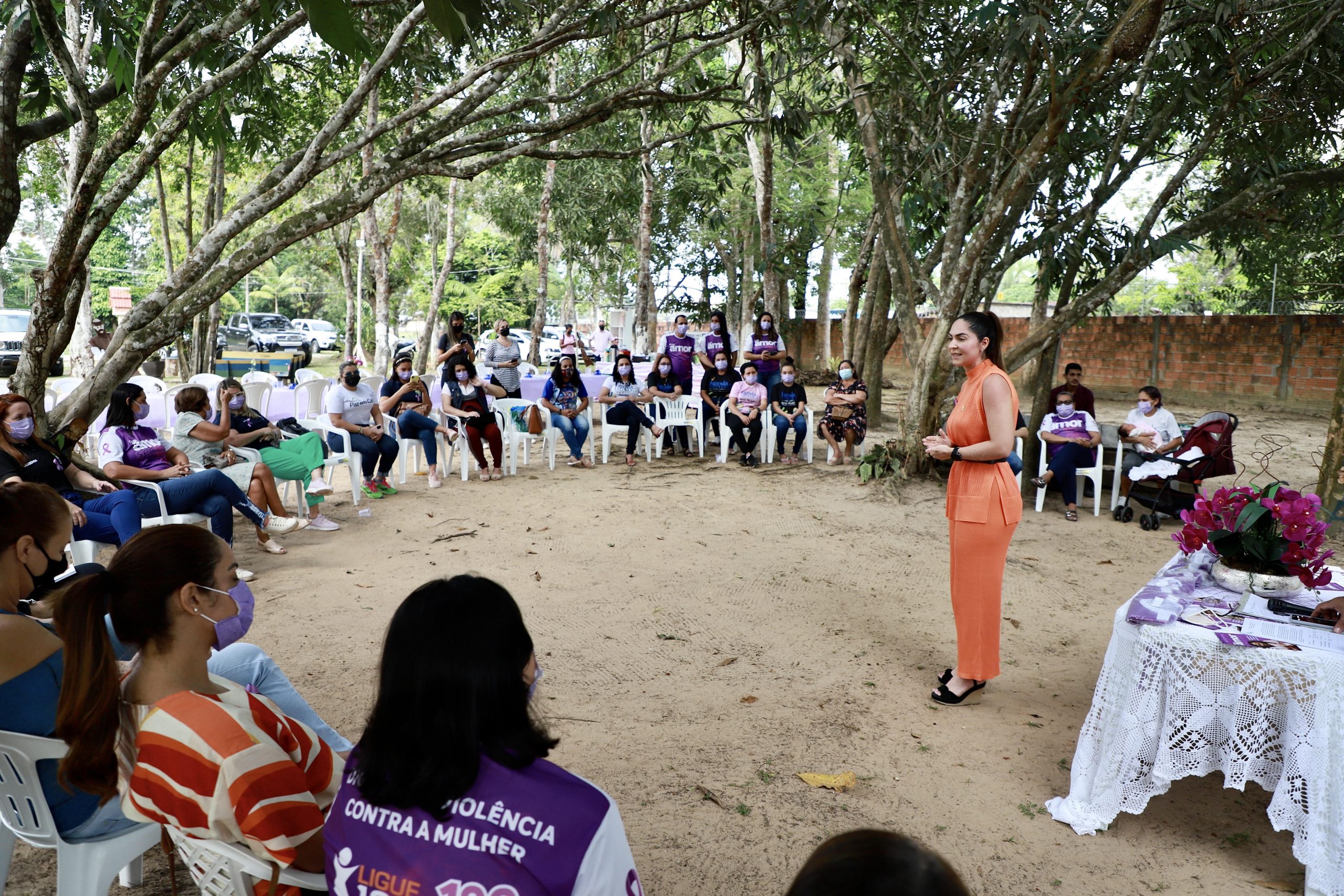 Casa terapêutica de Cruzeiro do Sul realiza ação alusiva ao Agosto Lilás com a presença da primeira-dama do Estado