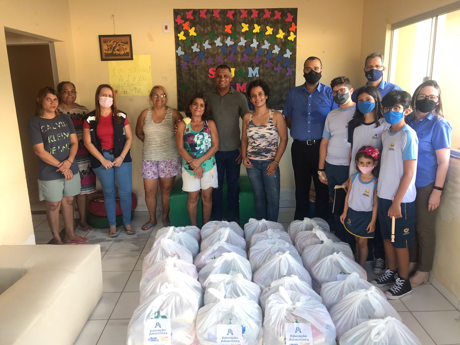 Governo e alunos do Colégio Adventista realizam doação para a Apadeq de Rio Branco