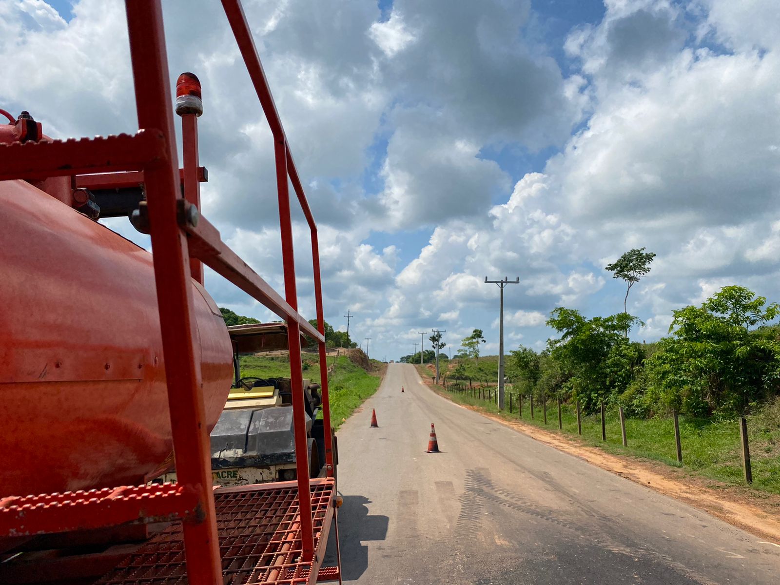 Governo realiza operação tapa-buraco na rodovia AC-10, em Rio Branco