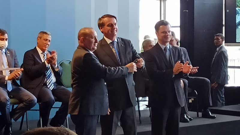 Delegado Josemar Portes recebeu do presidente da Rep&uacute;blica, Jair Messias Bolsonaro, viaturas e equipamentos destinados ao fortalecimento da seguran&ccedil;a p&uacute;blica do Acre. Foto: Assessoria da Presid&ecirc;ncia da Rep&uacute;blica.