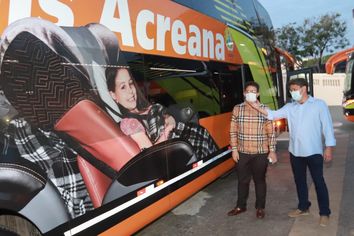 Governador Gladson Cameli conheceu os novos ônibus da Trans Acreana. Empresa investiu R$ 2,6 milhões na aquisição dos modernos veículos Foto: Marcos Vicentti/Secom