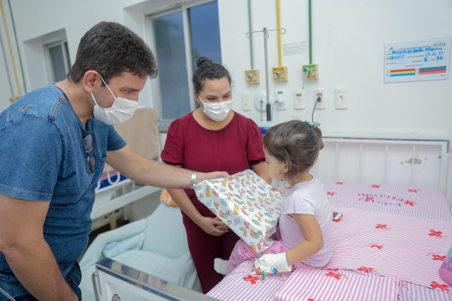 Governador entrega presentes de Natal no Hospital da Criança