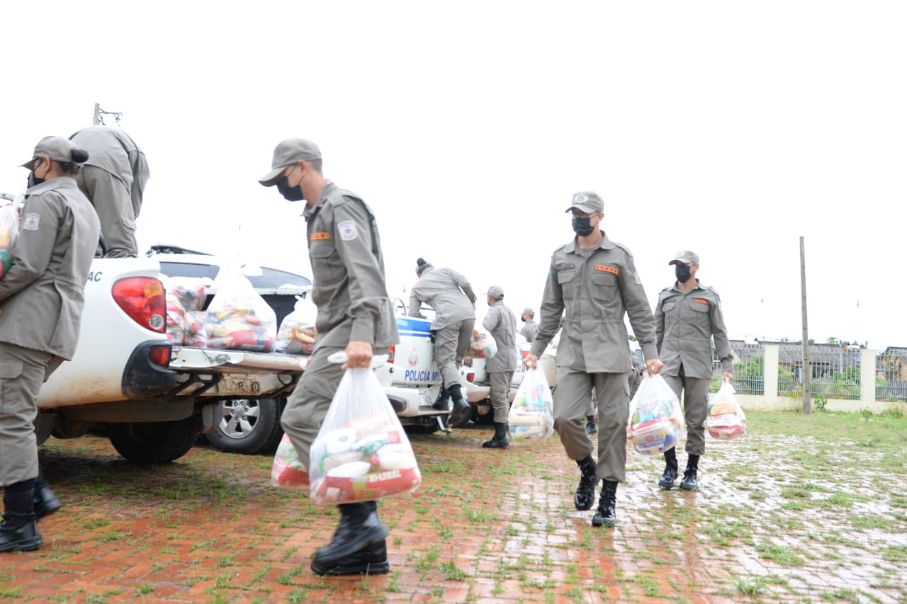 Polícia Militar do Acre entrega 300 sacolões na Cidade do Povo