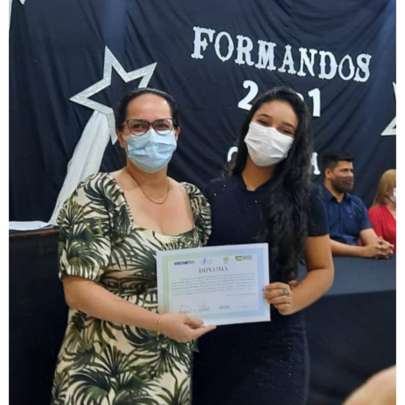 A coordenadora do Ceflora, Raylene Cameli, entregando o diploma para formanda do curso Cuidados de Idosos. Foto: Assessoria Ieptec.