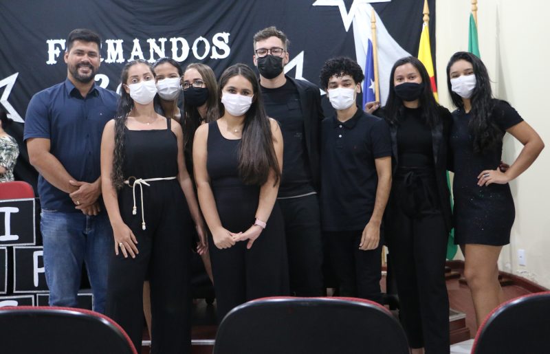Francineudo Costa com os formandos do curso de Cuidados de Idosos. Foto: Laura Cavalcante