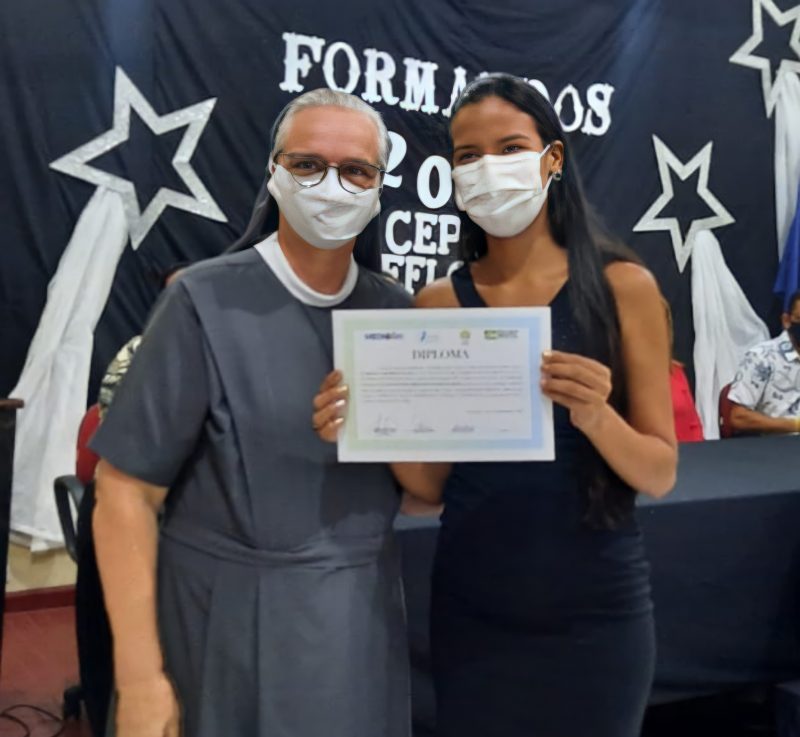 Irmã Simone, diretora do Lar dos Vicentinos em Cruzeiro do Sul, com a formanda do curso Cuidados de Idosos. Foto: Assessoria Ieptec.