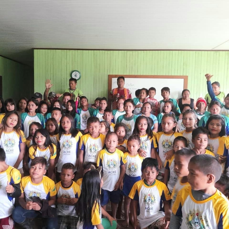 Escolas indígenas de Feijó recebem uniformes escolares