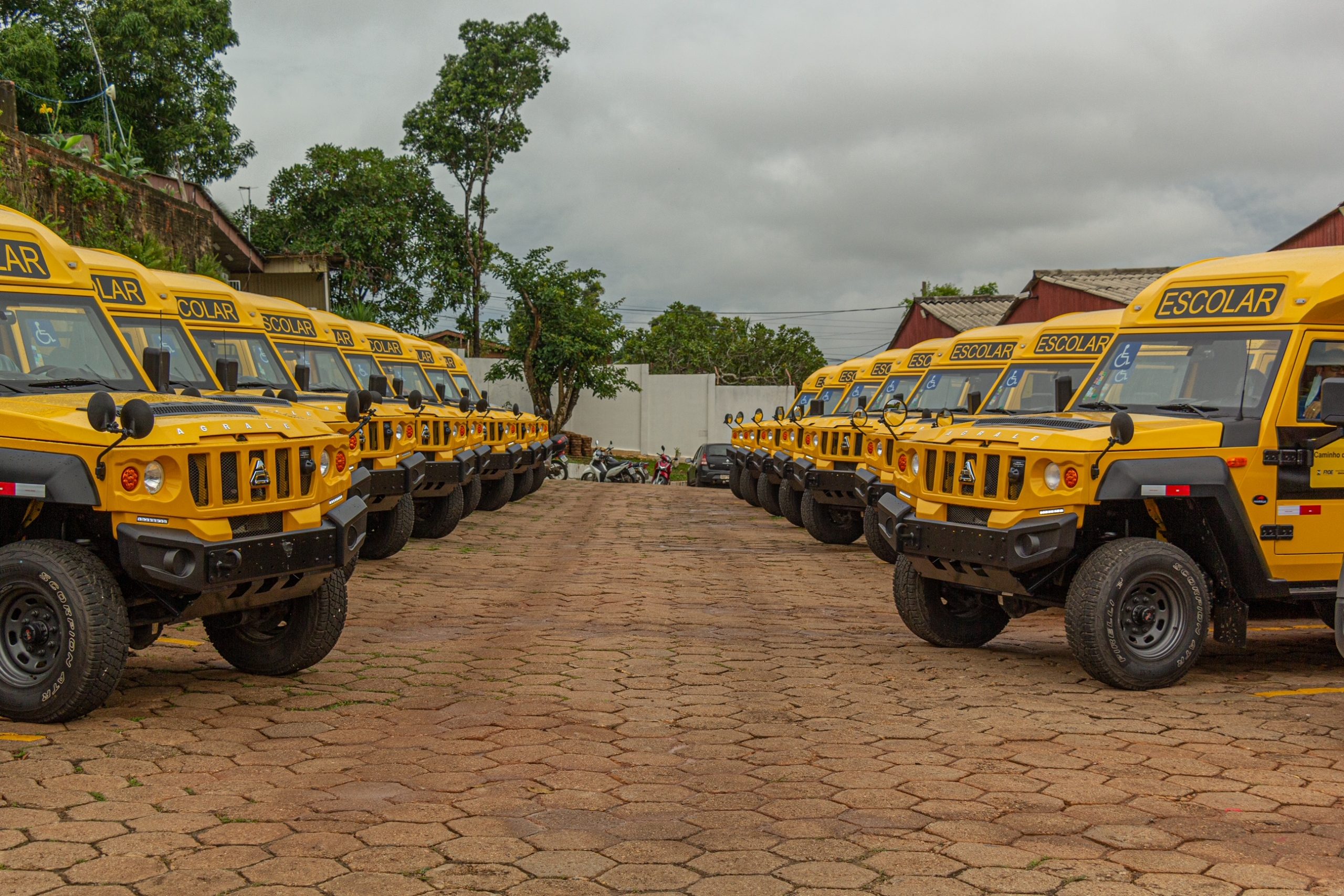 Educação apresenta frota de novos ônibus escolares para atender escolas rurais