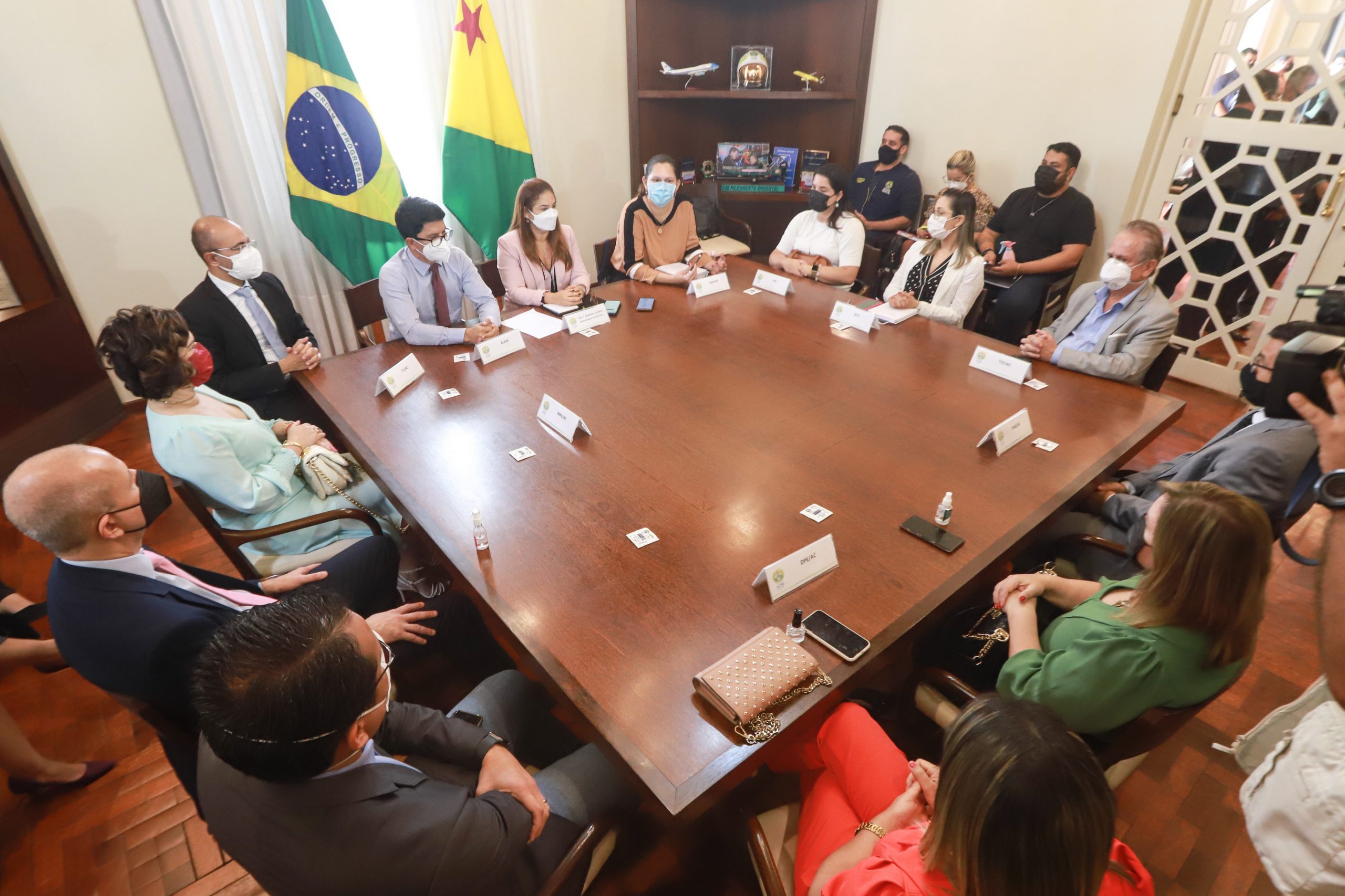 Reunião aconteceu na sala de reuniões do Palácio Rio Branco, no Centro da capital. Foto: Marcos Vicentti/Secom