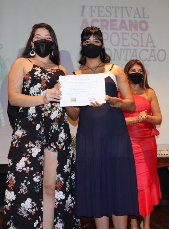 Entrega de certificados aos escritores vencedores no I Festival de Poesias, Contos e Causos. Foto: Cedida