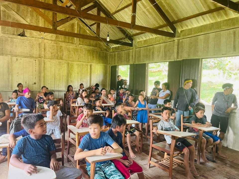 Estado entrega merenda escolar e kits para professores e alunos da educação indígena em Tarauacá