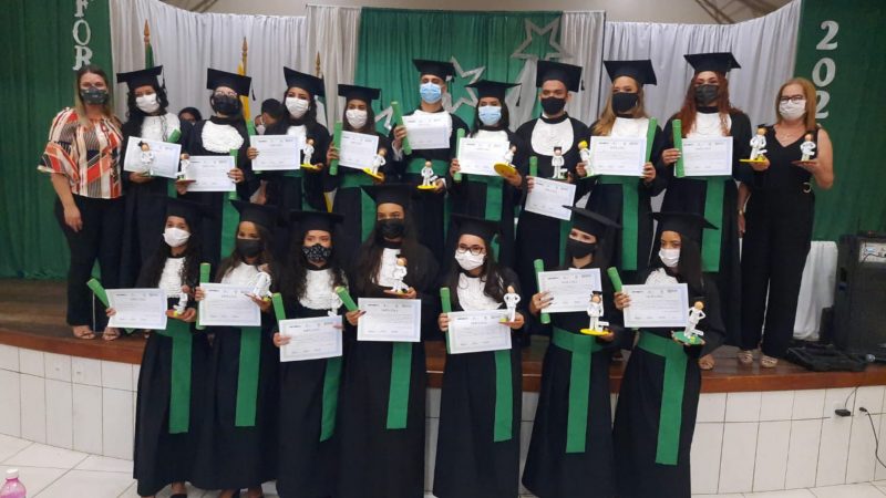 Formandos de Rodrigues Alves recebendo seus diplomas do Ieptec no curso de Técnico em Enfermagem. Foto: Assessoria Ieptec.