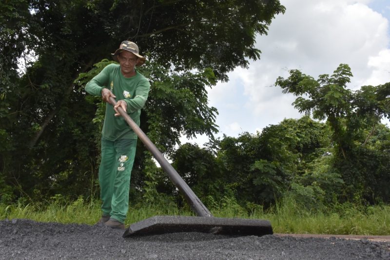 Agentes técnicos do Deracre trabalham para garantir a melhora da qualidade das estradas do Acre. Foto: Ascom/Deracre