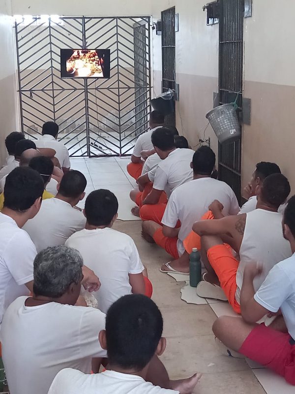 Cerca de 25 presos da ala de saúde mental do complexo prisional de Rio Branco participaram de uma sessão de cinema em alusão ao tema na unidade. Foto: Cedida