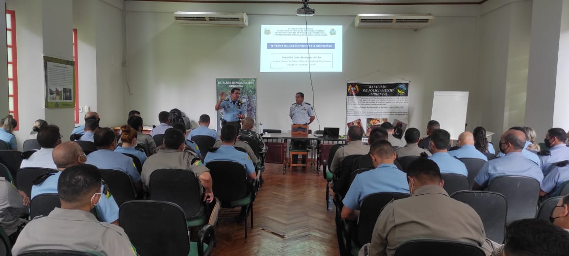 Policiais militares do Acre assistem a palestra sobre policiamento comunitário