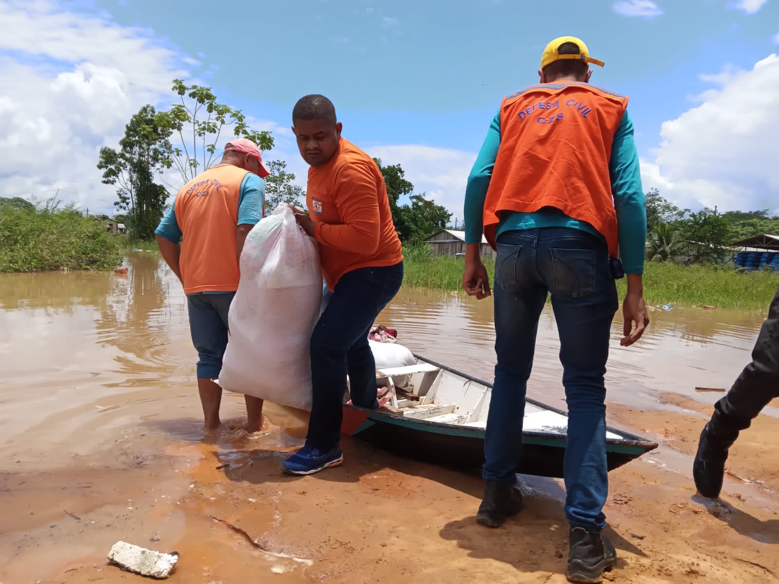 Estado e prefeitura auxiliam vítimas da enchente em Cruzeiro do Sul