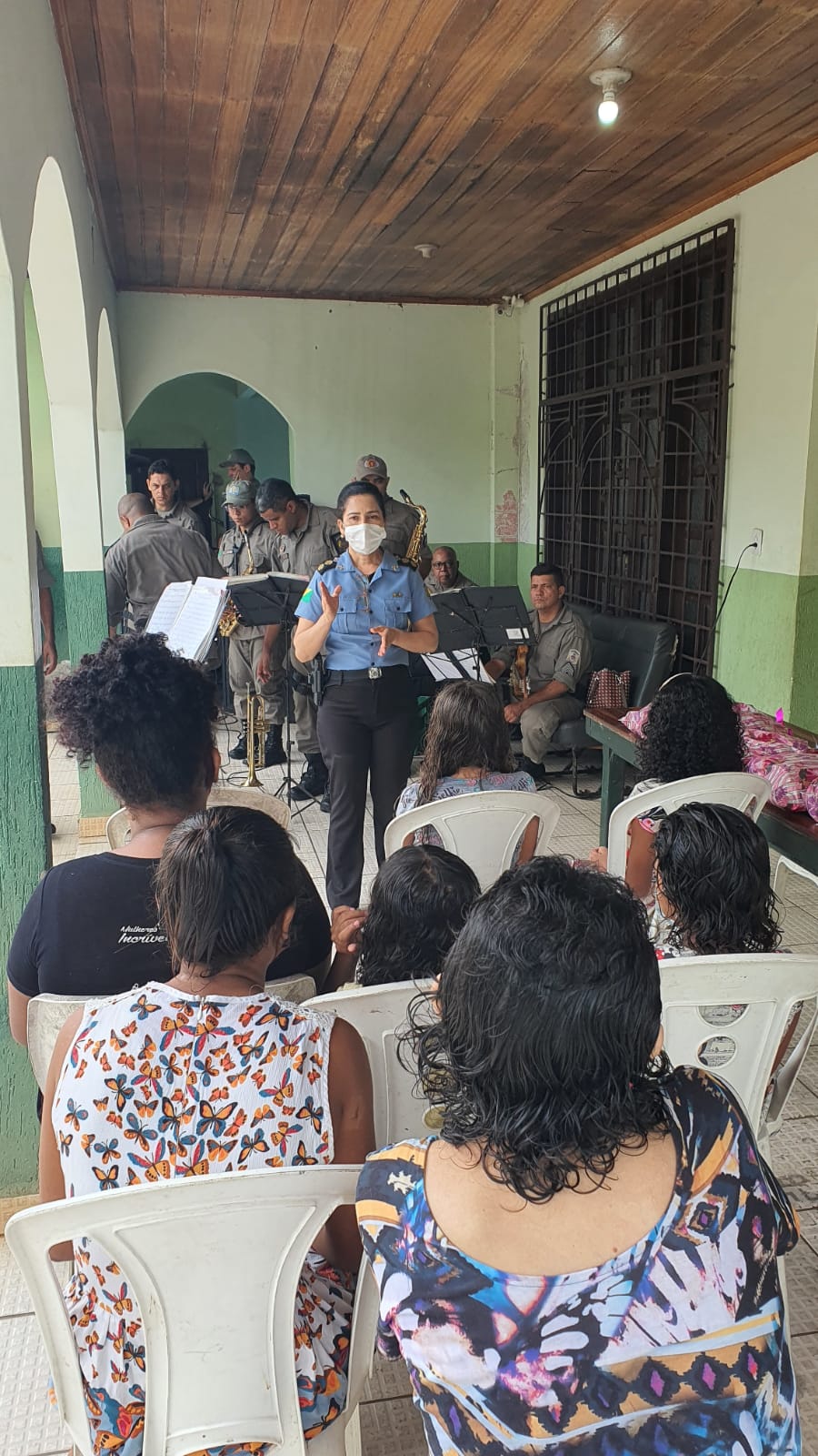Policiais militares femininas visitam casa de acolhimento de mulheres em Rio Branco