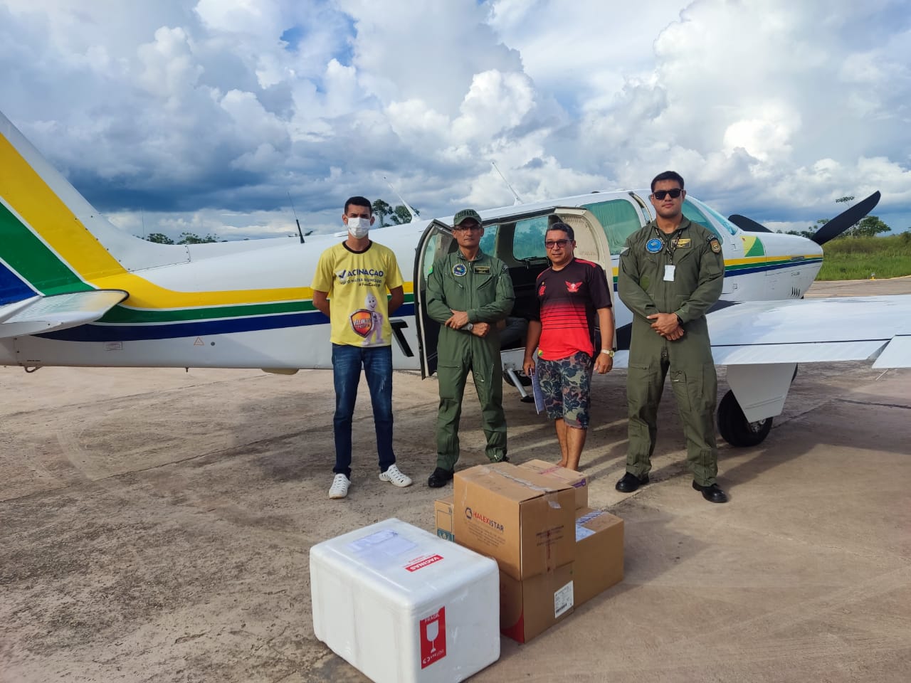 Avião do governo transporta medicamentos e vacinas para municípios de difícil acesso