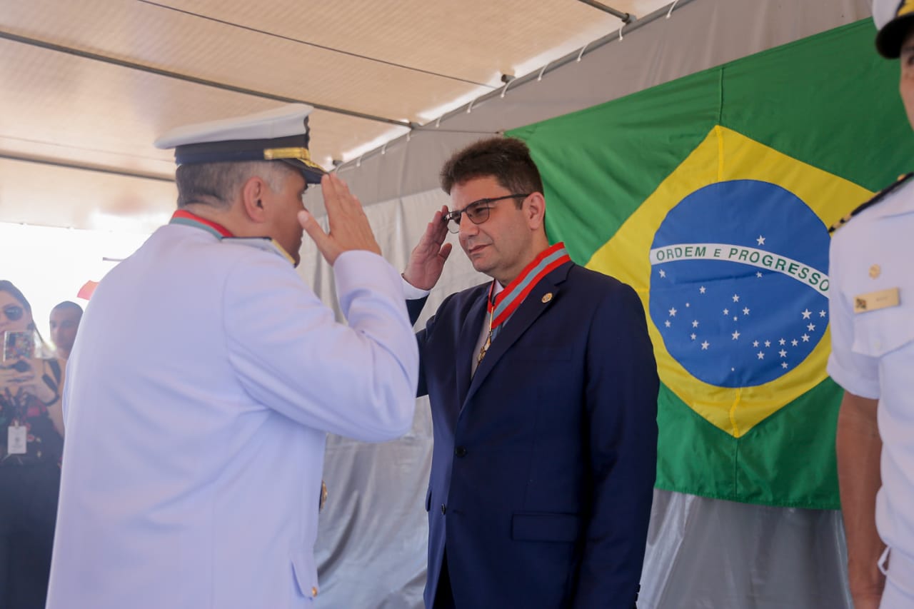 Governador Gladson Cameli é condecorado com a Comenda da Ordem do Mérito Naval