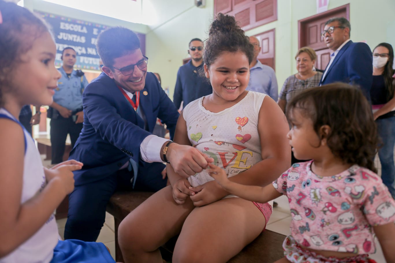 Em Cruzeiro do Sul, governador visita Escola Maria Lima de Souza