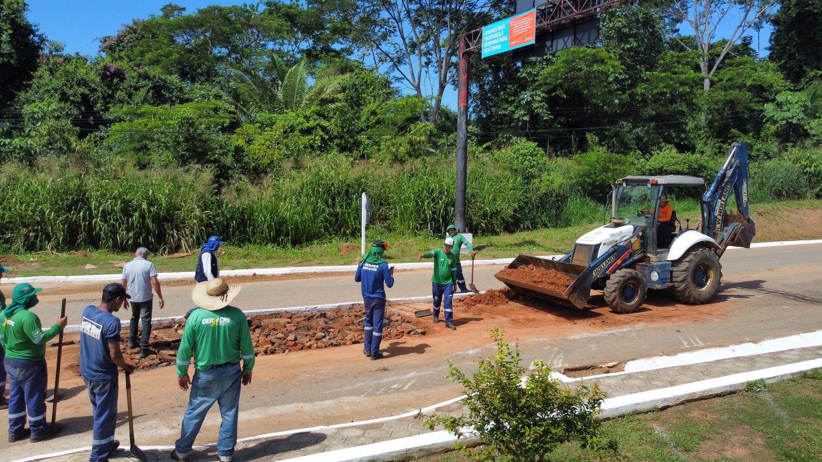 Governo e Prefeitura de Assis Brasil trabalham em ação tapa-buraco na Avenida Raimundo Chaar