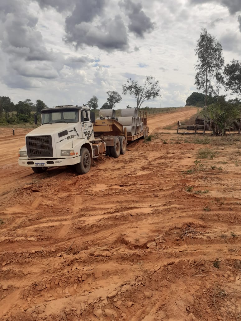 Deracre realiza manutenção e instalação de bueiros no Ramal Estrada Velha, em Epitaciolândia