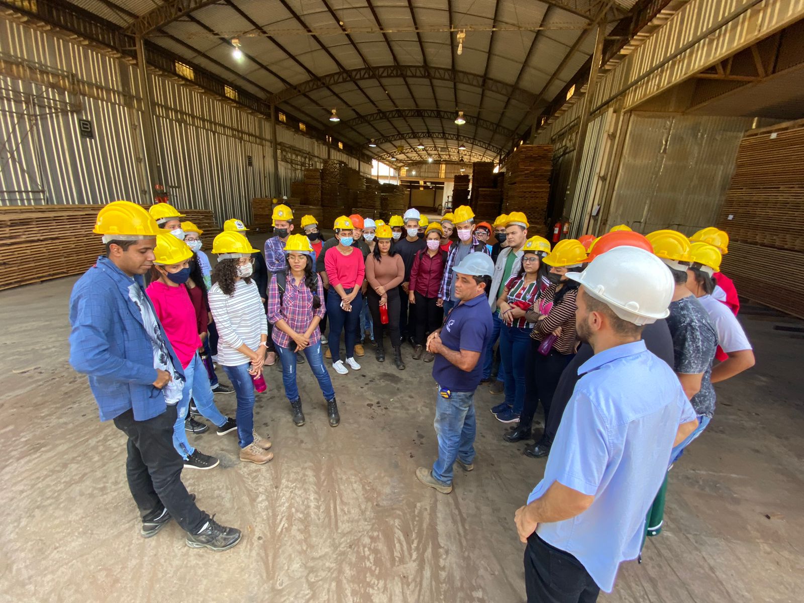 No Mês do Meio Ambiente, alunos de Engenharia Florestal da Ufac conhecem o Complexo Industrial Florestal de Xapuri