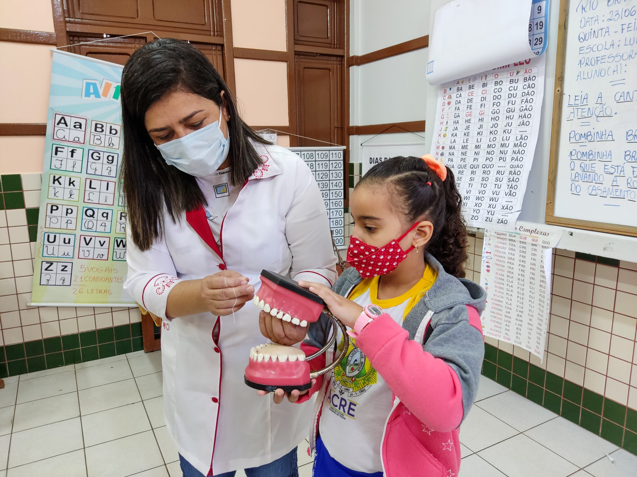 Saúde na Escola leva palestras de prevenção às cáries para as crianças da escola Luiza Batista