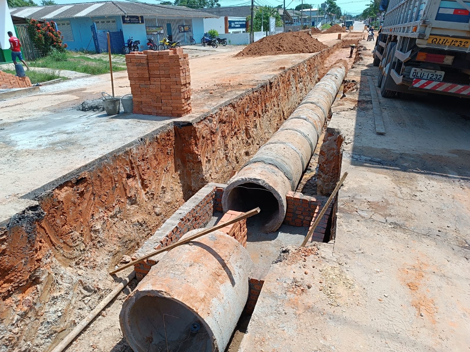 Governo do Acre avança com trabalho de instalação de tubulação de drenagem na Avenida Brasil, em Sena Madureira