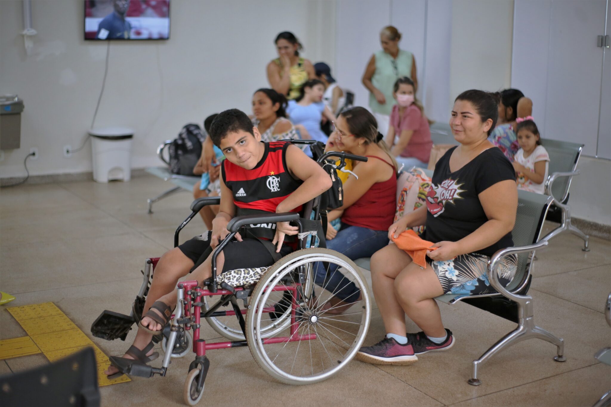 Crianças atendidas no Centro Especializado em Reabilitação III recebem cadeiras de rodas do governo do Estado