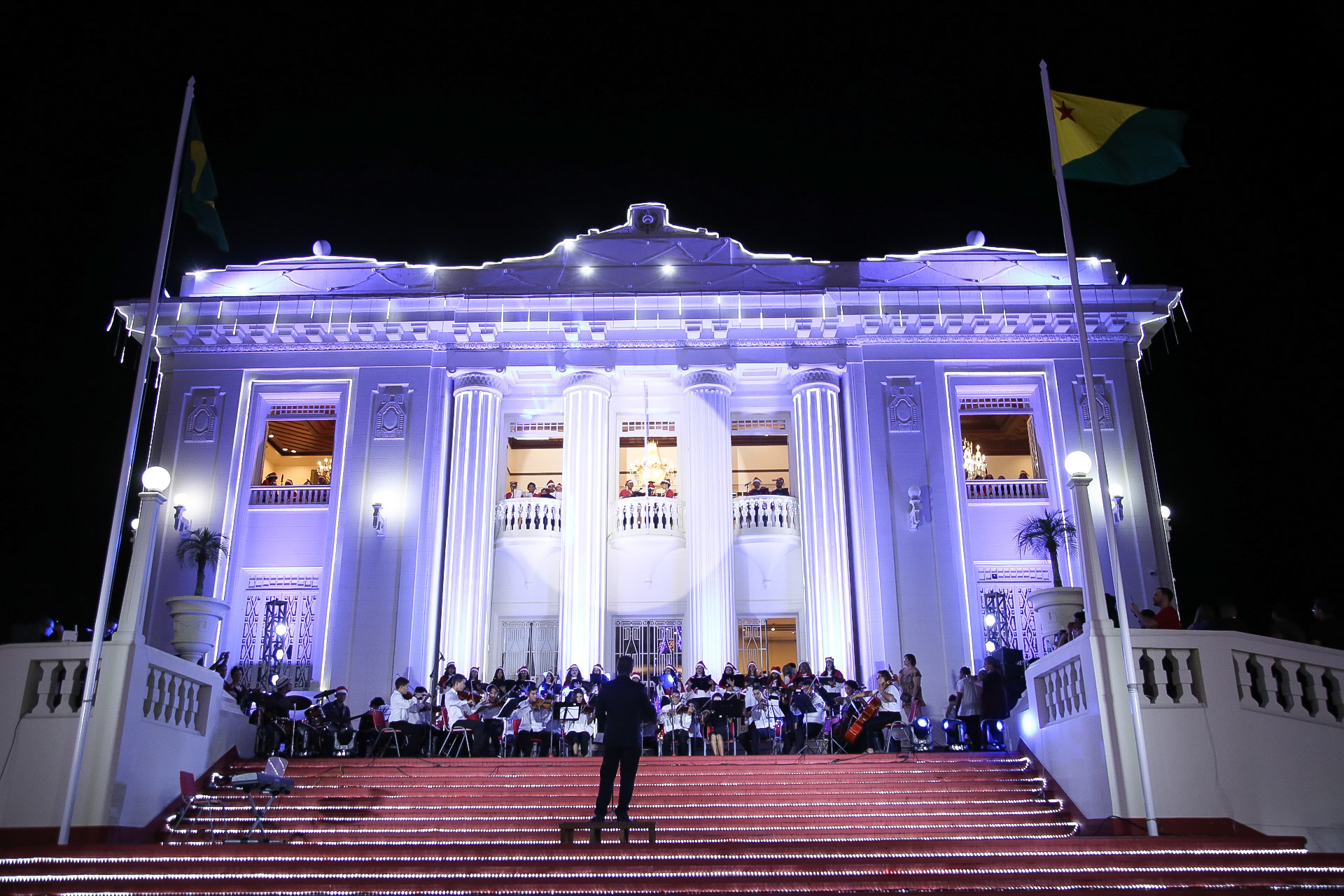 Cantata de Natal emociona dezenas de famílias em frente ao Palácio Rio Branco