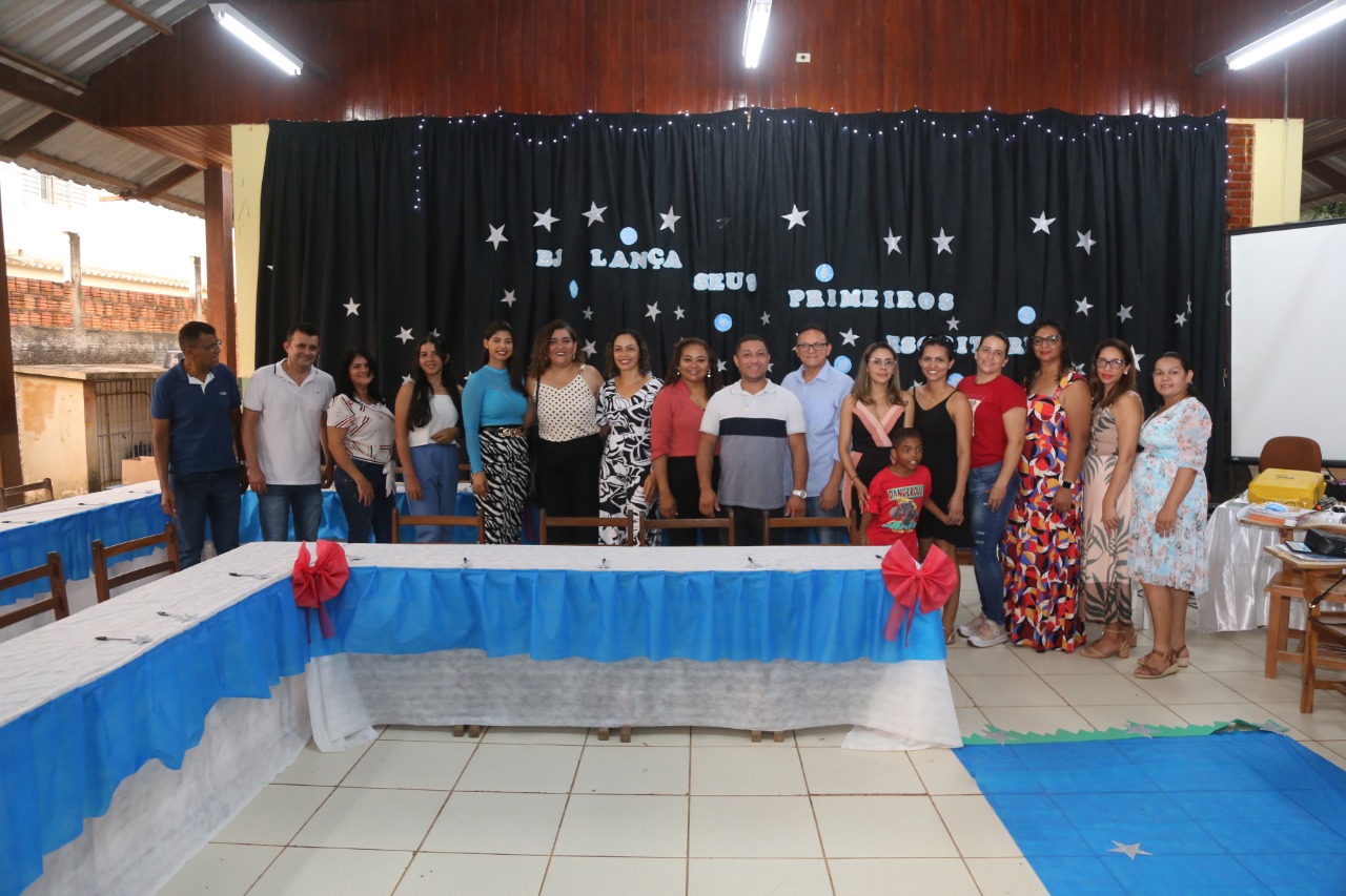 Escola Belo Jardim, de Rio Branco, tem tarde de autógrafos com alunos-autores do ensino fundamental