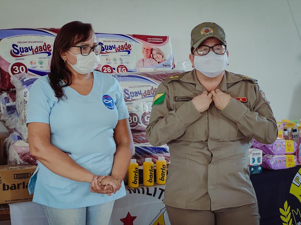 Policiais Militares do Acre entregam donativos para o Lar Vicentino