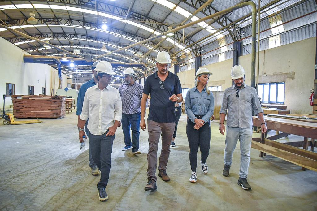Governo realiza visita técnica a indústria de pisos de madeira em Xapuri