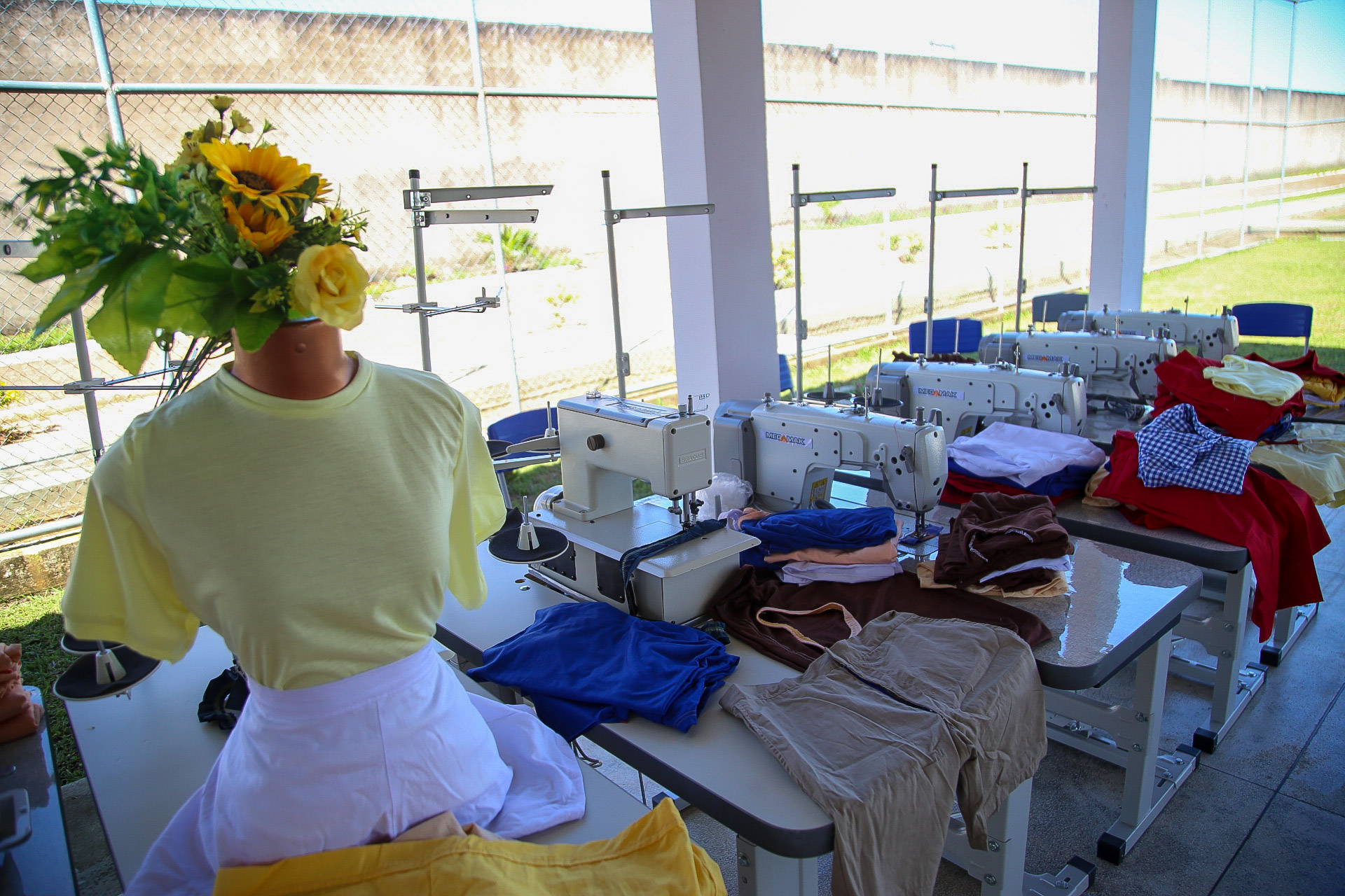 Iapen entrega máquinas de costura e carteiras de identidade para reeducandas da Unidade Prisional de Rio Branco