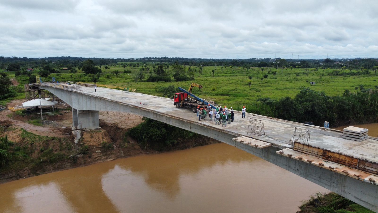 Dois lados da ponte do anel viário de Brasileia-Epitaciolândia se encontram e última aduela é concretada